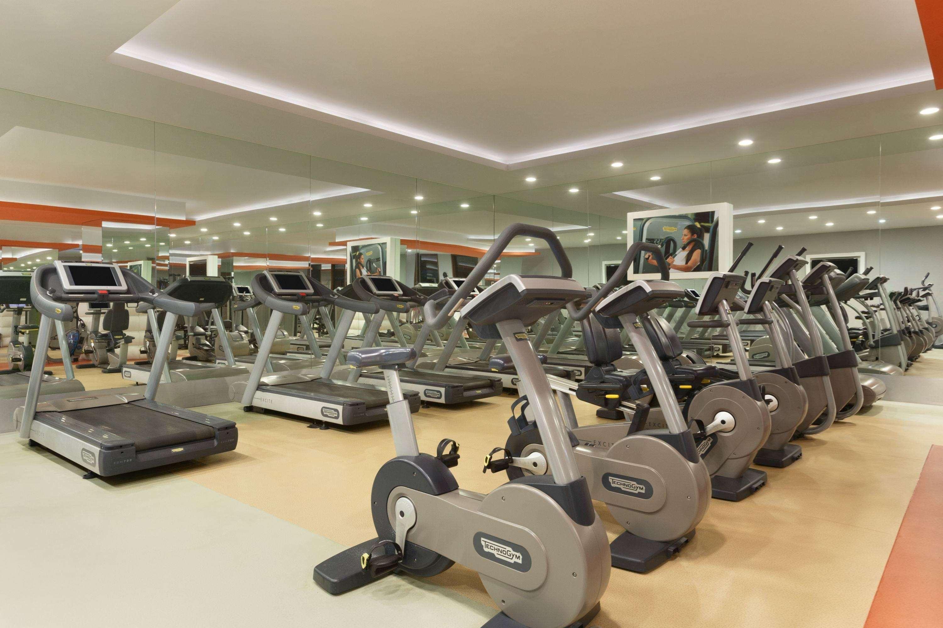 Ramada Plaza Antalya Hotel Bagian luar foto The gym at the hotel