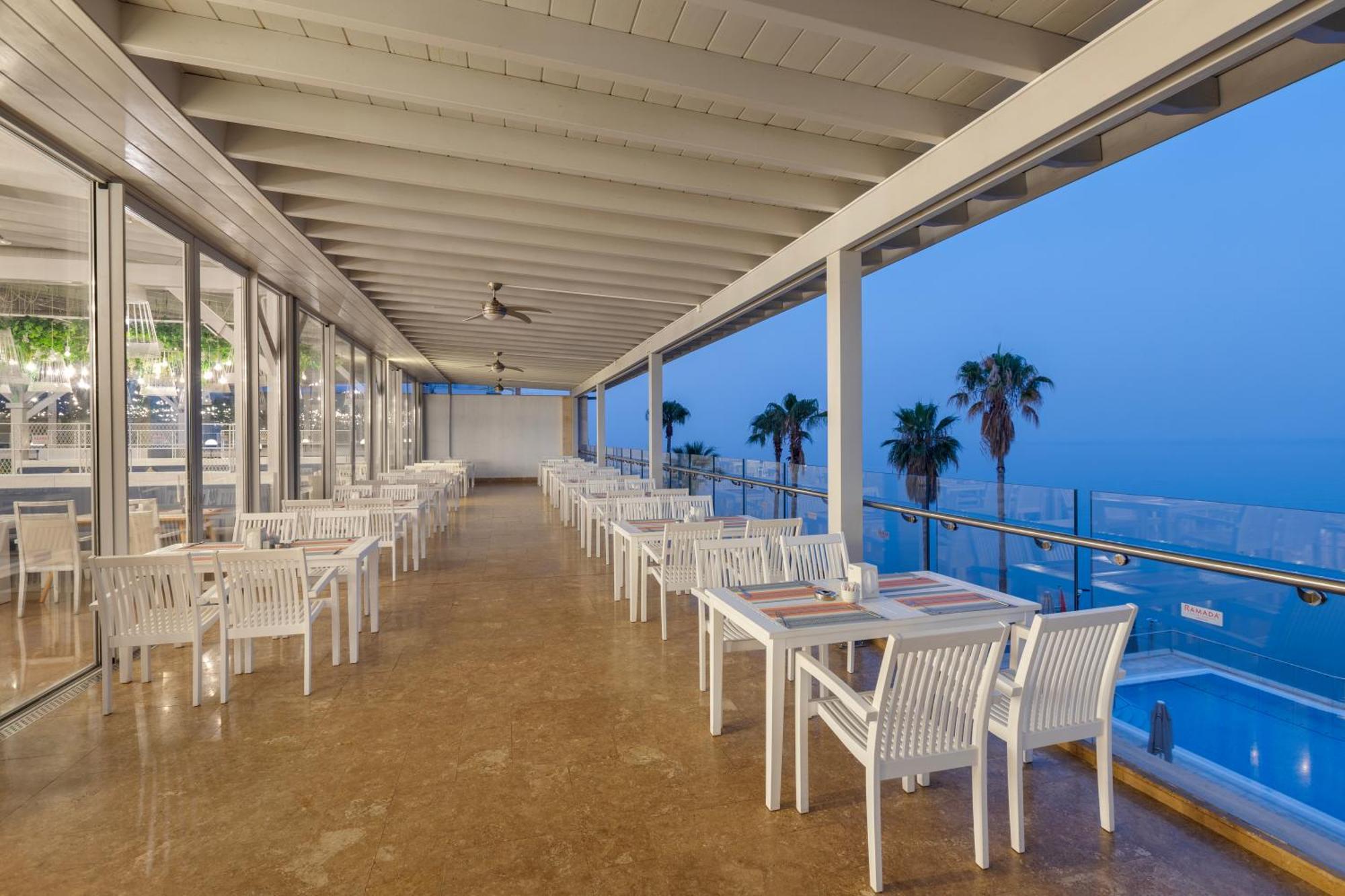 Ramada Plaza Antalya Hotel Bagian luar foto The restaurant