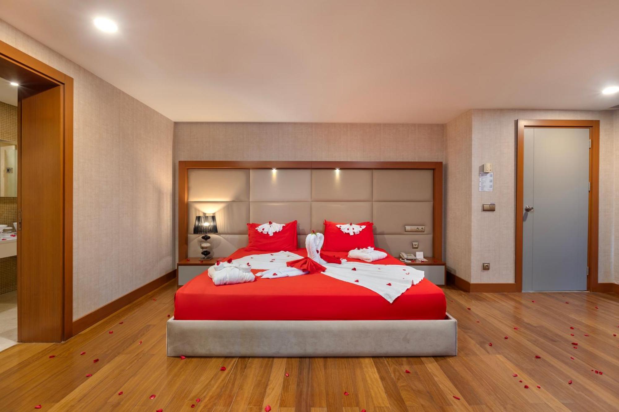 Ramada Plaza Antalya Hotel Bagian luar foto A bedroom