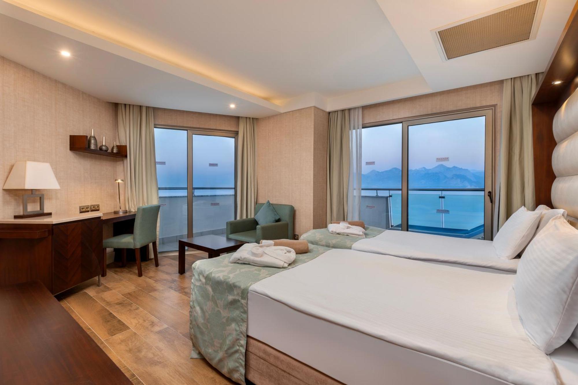 Ramada Plaza Antalya Hotel Bagian luar foto A room at the hotel