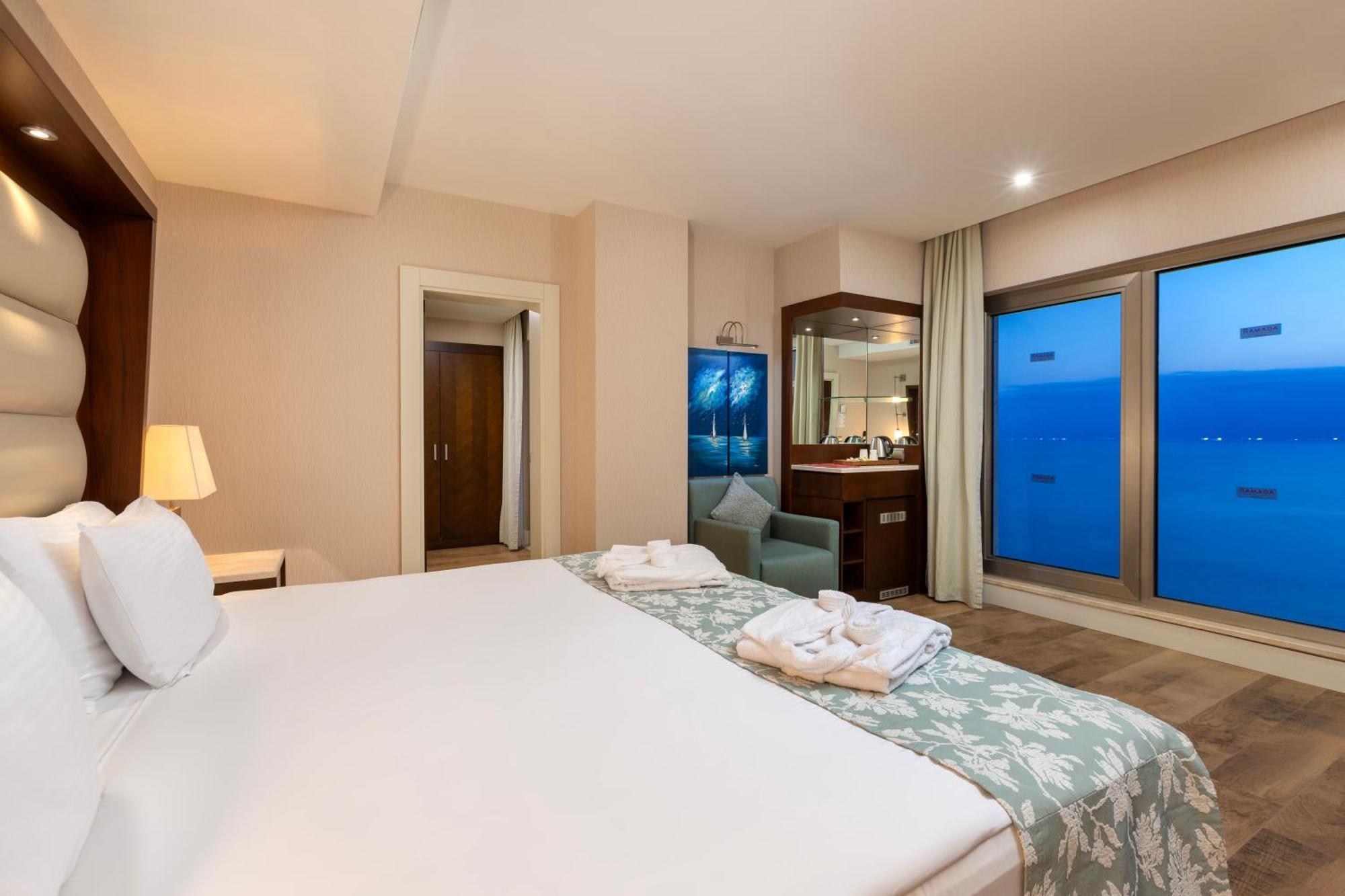 Ramada Plaza Antalya Hotel Bagian luar foto A bedroom at the hotel
