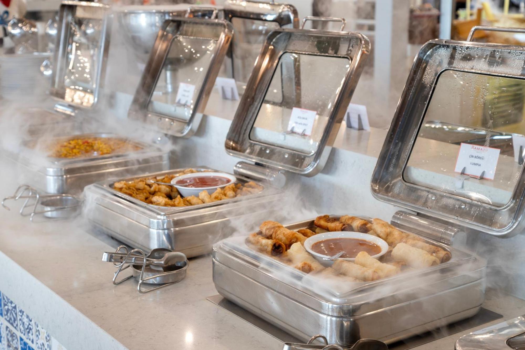 Ramada Plaza Antalya Hotel Bagian luar foto A chafing dish