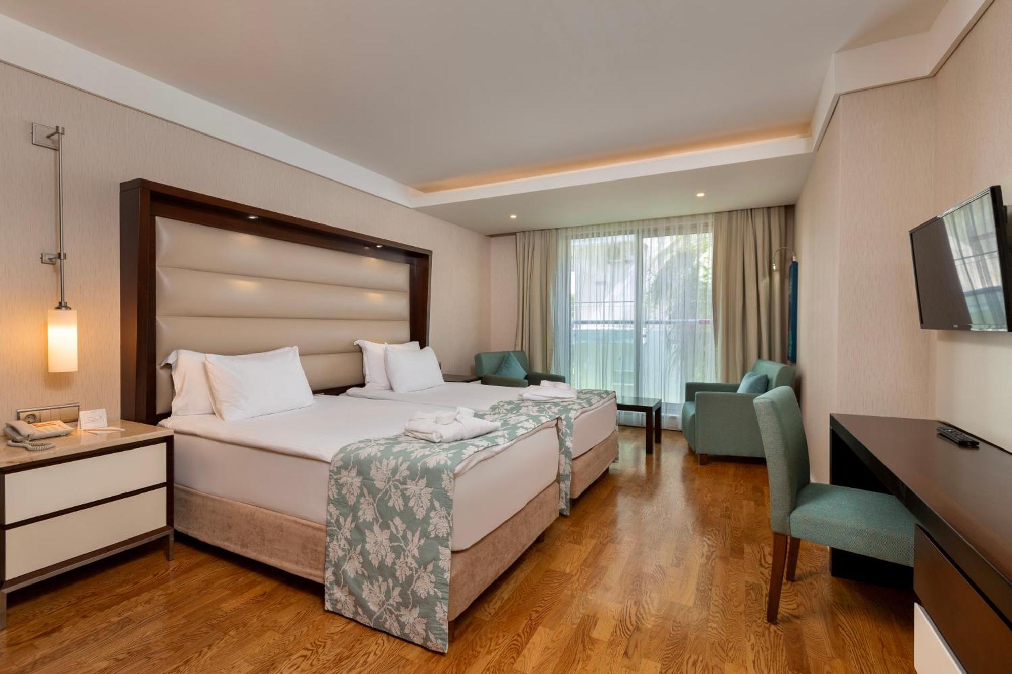 Ramada Plaza Antalya Hotel Bagian luar foto A room at the hotel