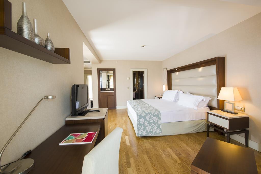 Ramada Plaza Antalya Hotel Bagian luar foto A room at the hotel